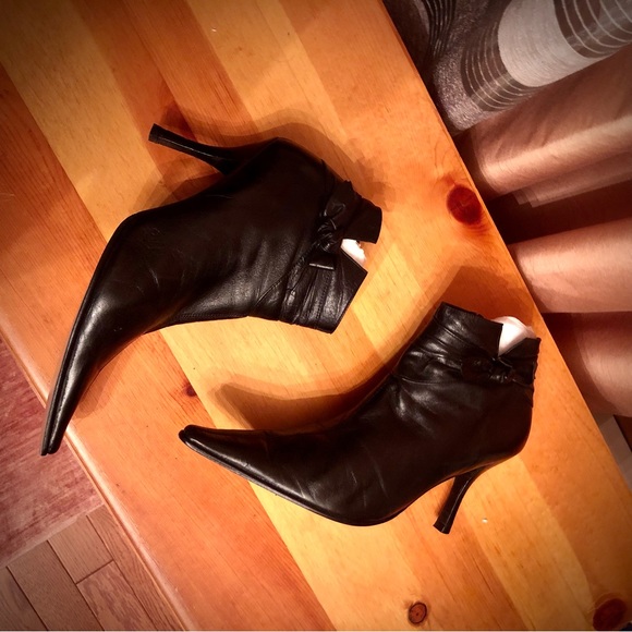 EUC KENNETH COLE genuine leather black ankle heeled booties size 9 - Picture 2 of 12